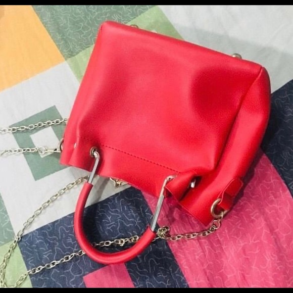 Red bag cum sling (no negotiation) - Picture 3 of 4